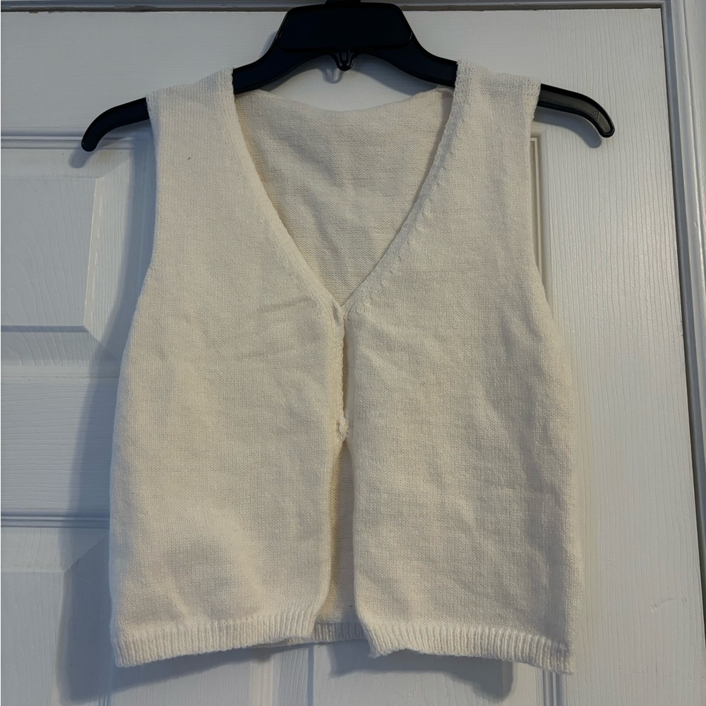 Elegant Cream Sleeveless Sweater Vest